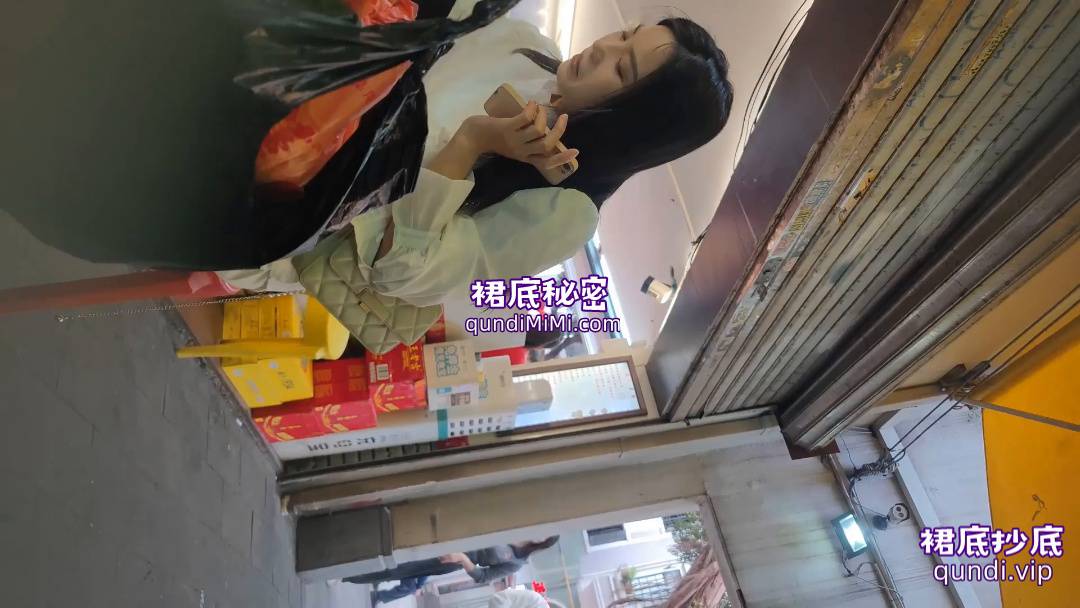 大神街头尾随偷拍白色短裙极品美女裙底，毛毛清晰可见看包不住-5