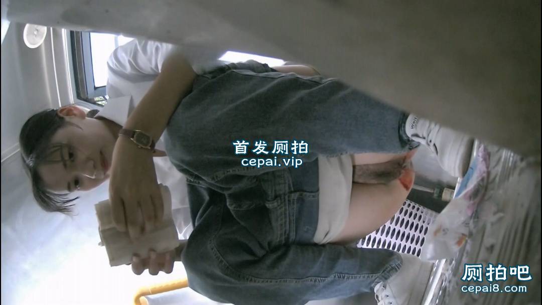 学院女厕近距离全景偷拍牛仔裤美女 来姨妈流的满屁股红.mp4_20240120_142529.309_cleanup